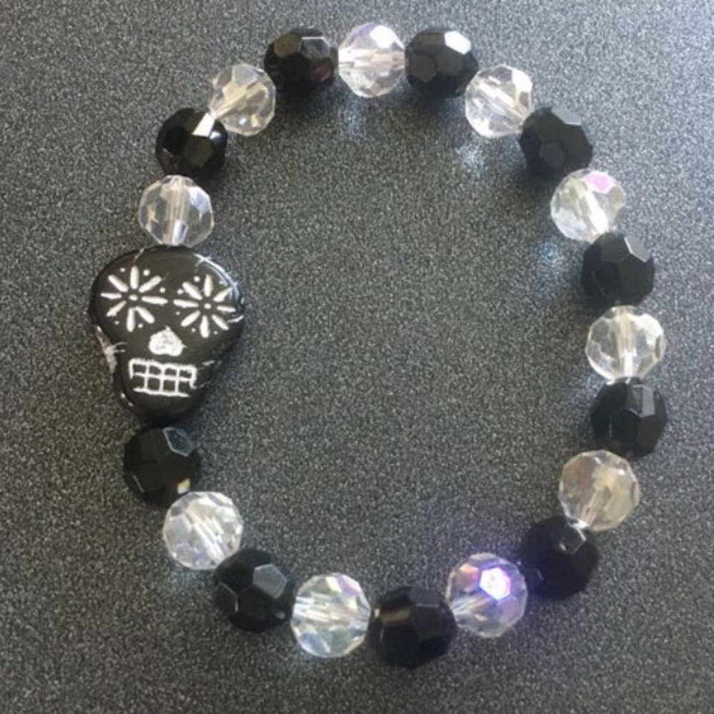 NWT Black & silver sugar skull bead bracelet